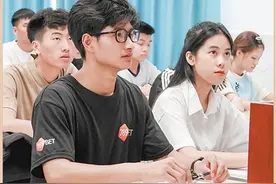 红河是唯一发源于云南境内的重要国际性河流，在河流出境处的河口县——边民常来往，中越情更亲（边城见闻）图片
