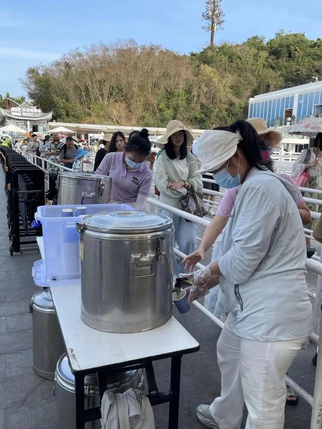 三亚西岛春节暖心服务“出圈”！游客点赞“海岛温度”