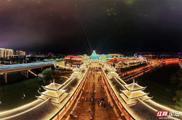 秋游时刻丨请看！这座被火车“拖”来的城市，如今已灯火璀璨