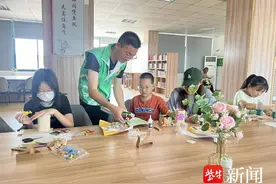 变废为宝！常熟市沙家浜镇华阳村开展雪糕彩虹笔筒制作活动图片