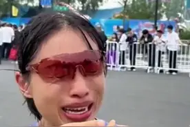 “最快女护士”张水华哭求领导支持调休跑马引争议，网友称她几乎每个月都在参赛图片
