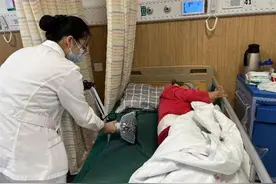近百岁的婆婆不慎摔倒，因骨质疏松致腰椎骨折，医生微创手术助其恢复图片