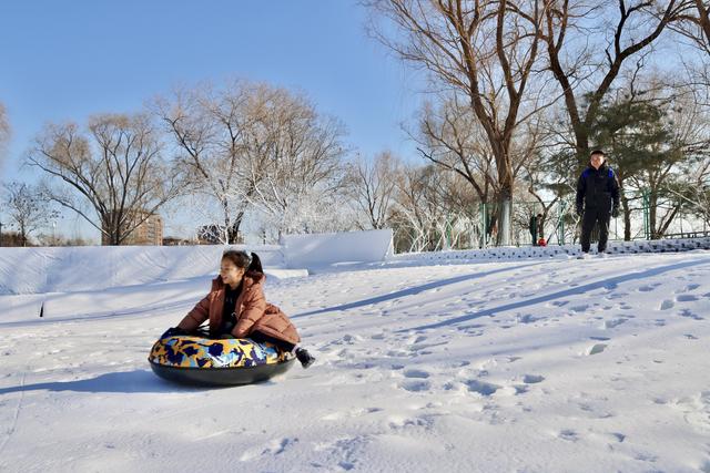 玉渊潭公园冰雪季开幕，百米冰滑梯首次亮相
