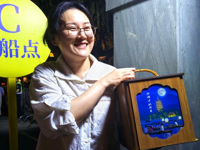 西湖“33个月亮”限时回归，入画中秋诗意夜景