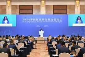 “世界正处在十字路口，今天的行动决定我们的明天”图片