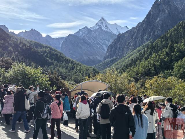 游客流量再破百万！稻城亚丁靠什么赢得青睐？