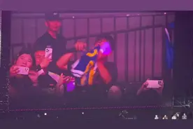 周杰伦南京演唱会期间，歌迷拿库里球衣要签名：你老婆喜欢他图片