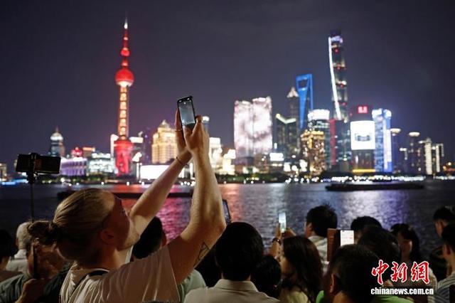 国庆假期 游客在上海外滩欣赏黄浦江两岸美景