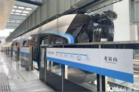 凌空飞行！武汉空轨列车科技感十足图片