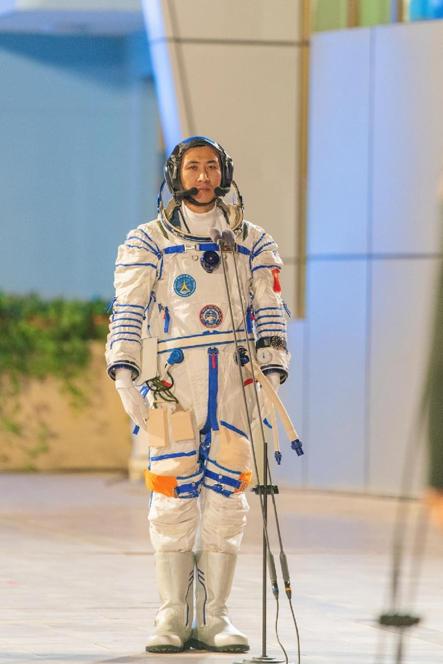 超近视角！神舟二十一号航天员出征组图