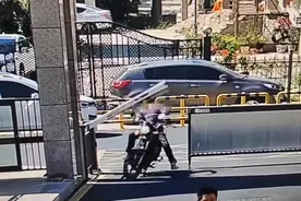 男子骑车进小区被道闸杆砸倒，数日后不幸离世，警方已介入图片