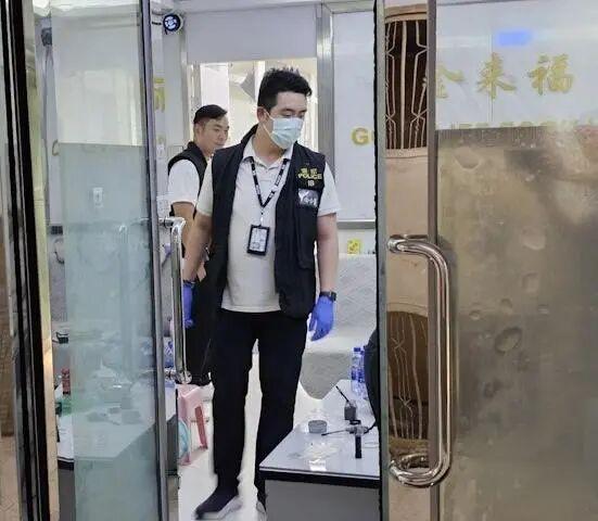 香港突发黄金劫案：10名悍匪闯进打金工场抢走65公斤黄金，总值超5300万，用铁链反锁大门逃离；西九龙重案组已跟进