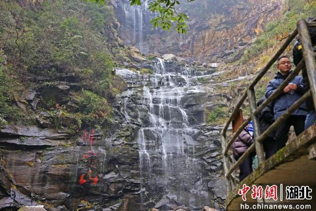 湖北利川佛宝山：丛林飞瀑引游人
