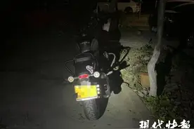 摩托车后座绑着“昏迷”女子，民警深夜追击图片