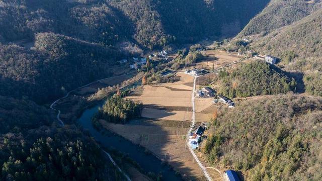 鹤峰县燕子镇：冬暖董家入画屏