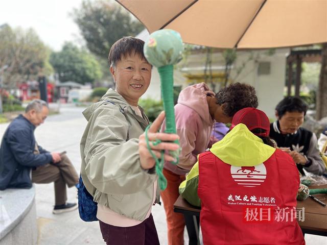 金秋映重阳，志愿暖龟山，武汉文旅志愿者爱心伴老添温情