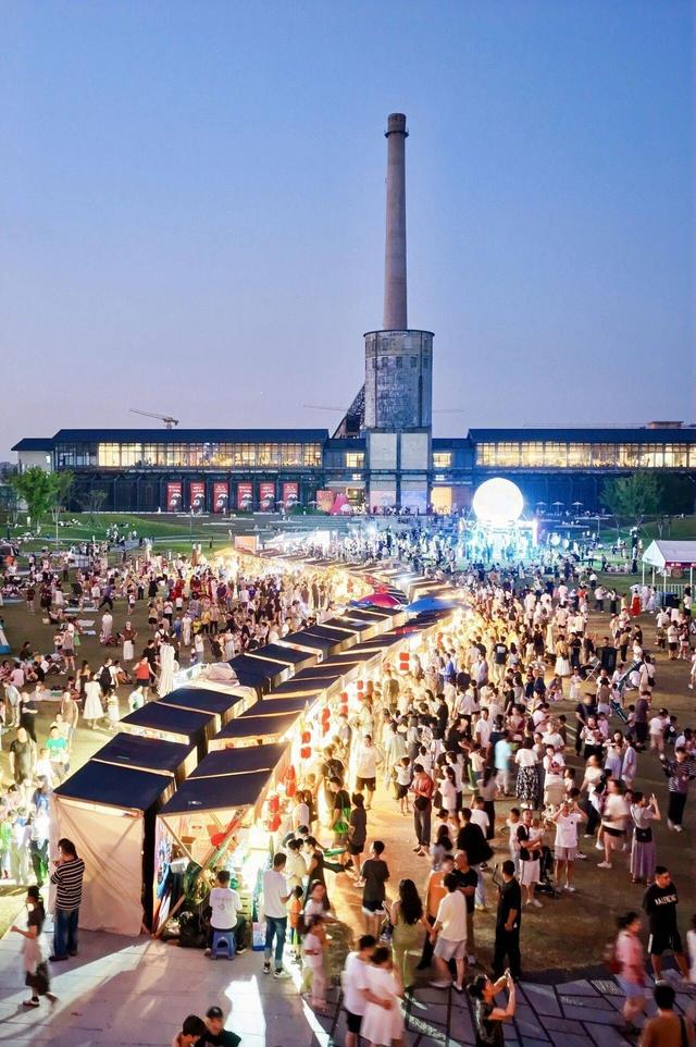 载人飞行器和打铁花齐上场，杭钢公园国庆假期又有新玩法