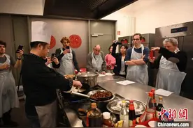“品味中国年夜饭”烹饪课在柏林中国文化中心举行图片