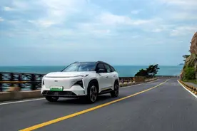 连续2个月销量破万！吉利银河L7“越级”上攻成功突围图片