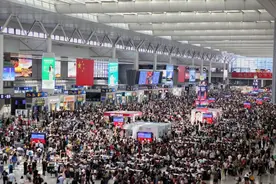今天上海各火车站已是人山人海，还有“大黄山”首发……图片
