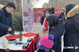 平谷居民小区赶大集：紫色油菜、博士种的番茄、书法家送福字图片