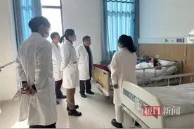 连吃5只大闸蟹，女子突发急性胰腺炎进医院图片