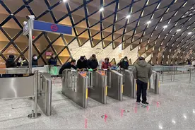 慕名打卡“换乘王”，零距离感受“开地铁”图片
