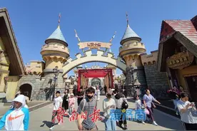 “五一”假期首日 济南融创乐园人气爆棚图片