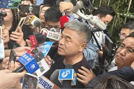 第一现场｜二审维持原判！郭刚堂称会继续寻找人贩子更多犯罪证据，现场呼吁媒体镜头多给其他寻亲者图片