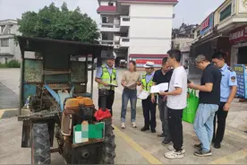 江门开平公安交警携手农业部门开展助力农村秋收交通安全宣传活动图片