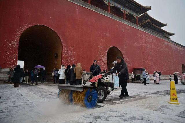 古砖纯靠人工笤帚扫！故宫清雪不毁景