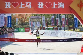 3.8万上马跑者迎着朝霞奔跑，享受冲过终点线的荣耀图片