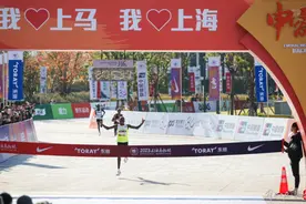 3.8万上马跑者迎着朝霞奔跑，享受冲过终点线的荣耀图片