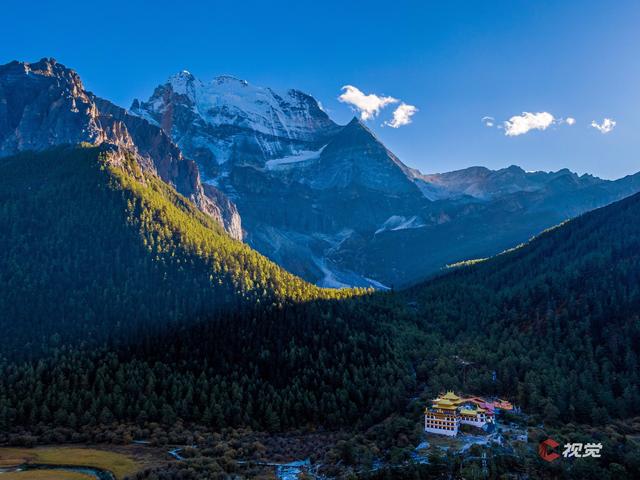 C视觉·C位追山⑨丨每一张都是手机屏保 隔屏仰望亚丁三大雪山