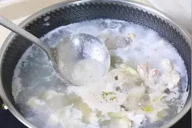 炖肉、煮粥、泡茶时，浮起的泡沫，是精华还是脏东西？要不要撇掉？很多人做错了→图片