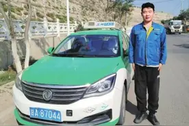 乘客腹痛难忍 兰州“的哥”闯红灯送医救治图片