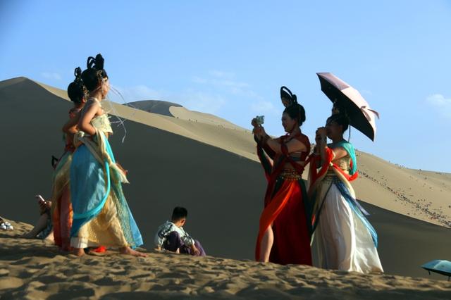 甘肃敦煌：大漠风情美 暑期旅游热