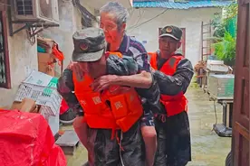 抓起铁锹、带上菜刀、扛上米、拎上油……图片