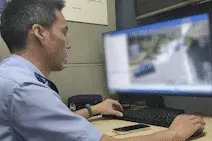 女子在派出所当众对民警说：“我可以抱一下你吗？”图片