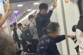 “不知道怎么过的安检”，老人骑电动三轮进地铁车厢图片