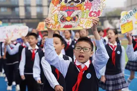 自制口号牌、朴素的校服、简单的手花……不用大操大办的运动会开幕式到底有多爽？图片