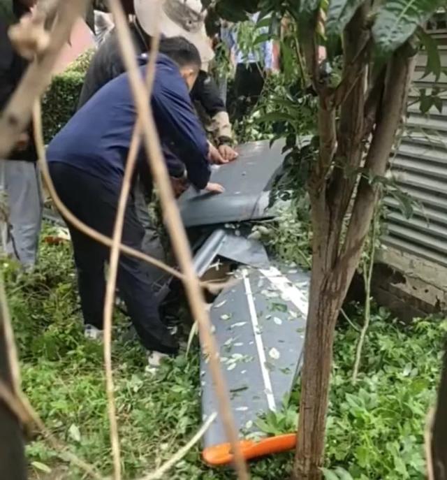 山东平阴一无人机撞上17层高居民楼坠毁，无人机单侧机翼长度超过1米，警方回应：来源正调查，无人员受伤