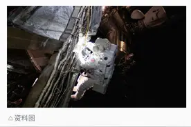 滞留太空美宇航员进行太空行走图片