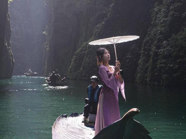 鹤峰：一泓秋水染峡谷