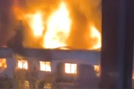 江苏常熟一两层仓库晚上突发大火，消防：无伤亡，原因正调查图片