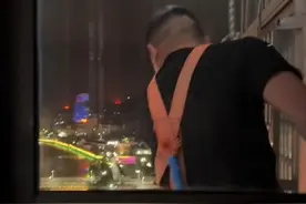 上饶一工人高空作业突遇暴风雨被困13楼窗外，12楼业主开窗将他拽进屋内图片