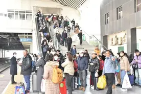 元旦假日客流持续高峰 福州火车站多措并举确保出行顺畅图片