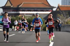 一日之内30万人踏上马拉松起跑线，众多企业抢着赞助，热门赛事冠名费超千万！图片