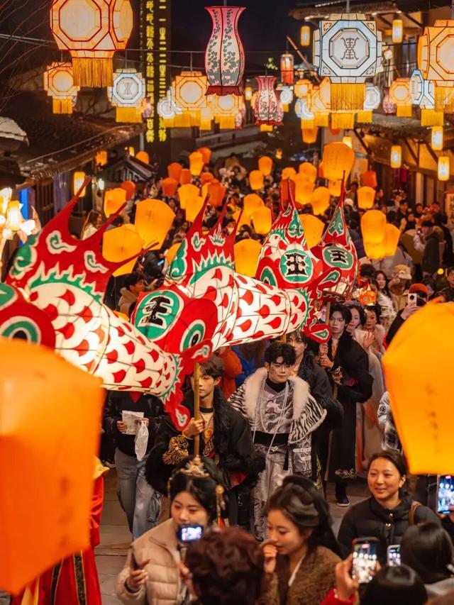 “神还原”！葛仙村把古画里的鳌山灯搬到现实