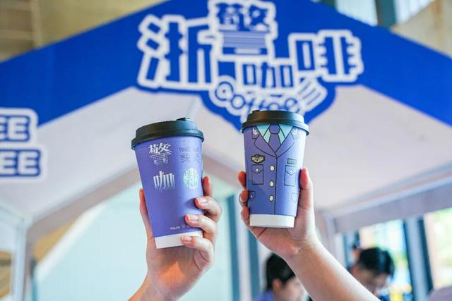 今晚，超大“警熊”空降梧田老街！还有一场特别“约会”等你来~